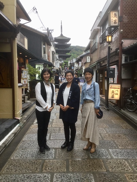 八坂本店の前の通りで。
