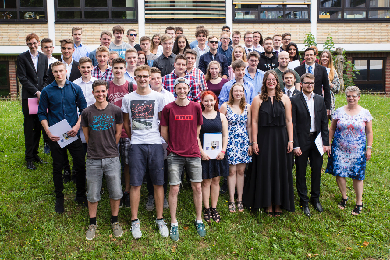 Abiturjahrgang 2017 der JPRS, rechts Schulleiterin Jutta Tschakert, dahinter BG-Abteilungsleiter Tobias Bauschke