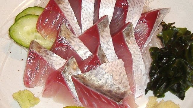 高知県西部、土佐清水市直送の”清水サバ”。新鮮なのでサバが刺身で食べられます。コリコリとした食感がたまりません。
