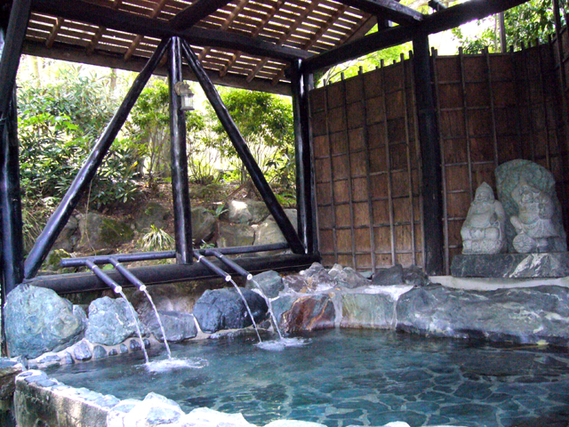 両肩に当たる優しい打たせ湯「小滝の湯」