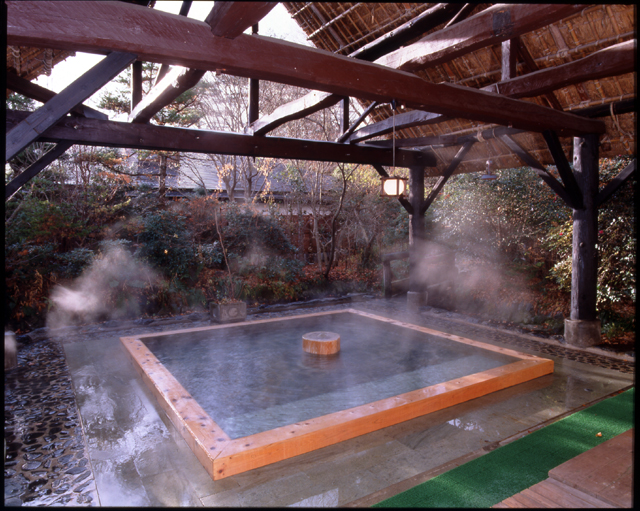 屋根付きの「瓦屋根の湯」：解放感抜群！！一面、樹木に囲まれている