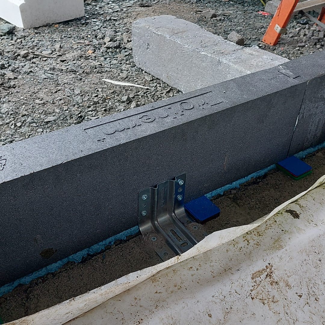 Triotherm door upstand with additional bracket prior door installation