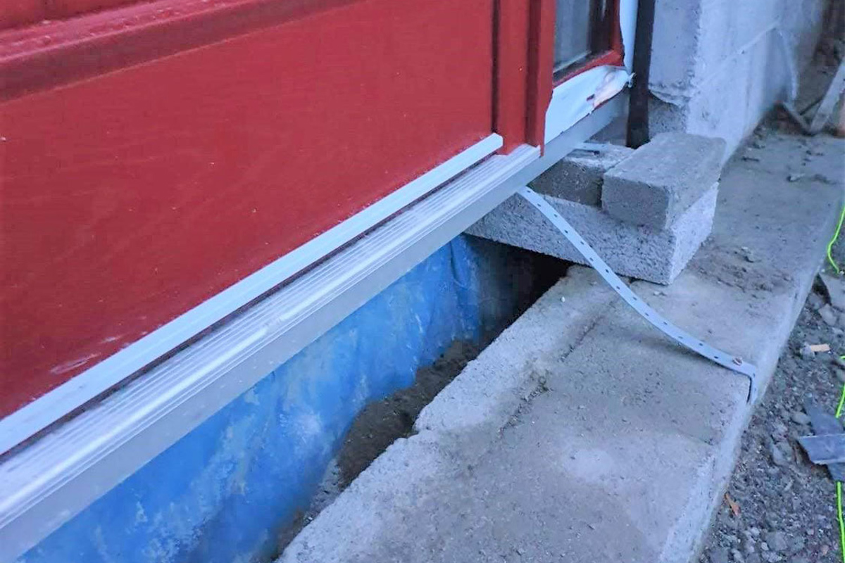 Door threshold without thermal bridging