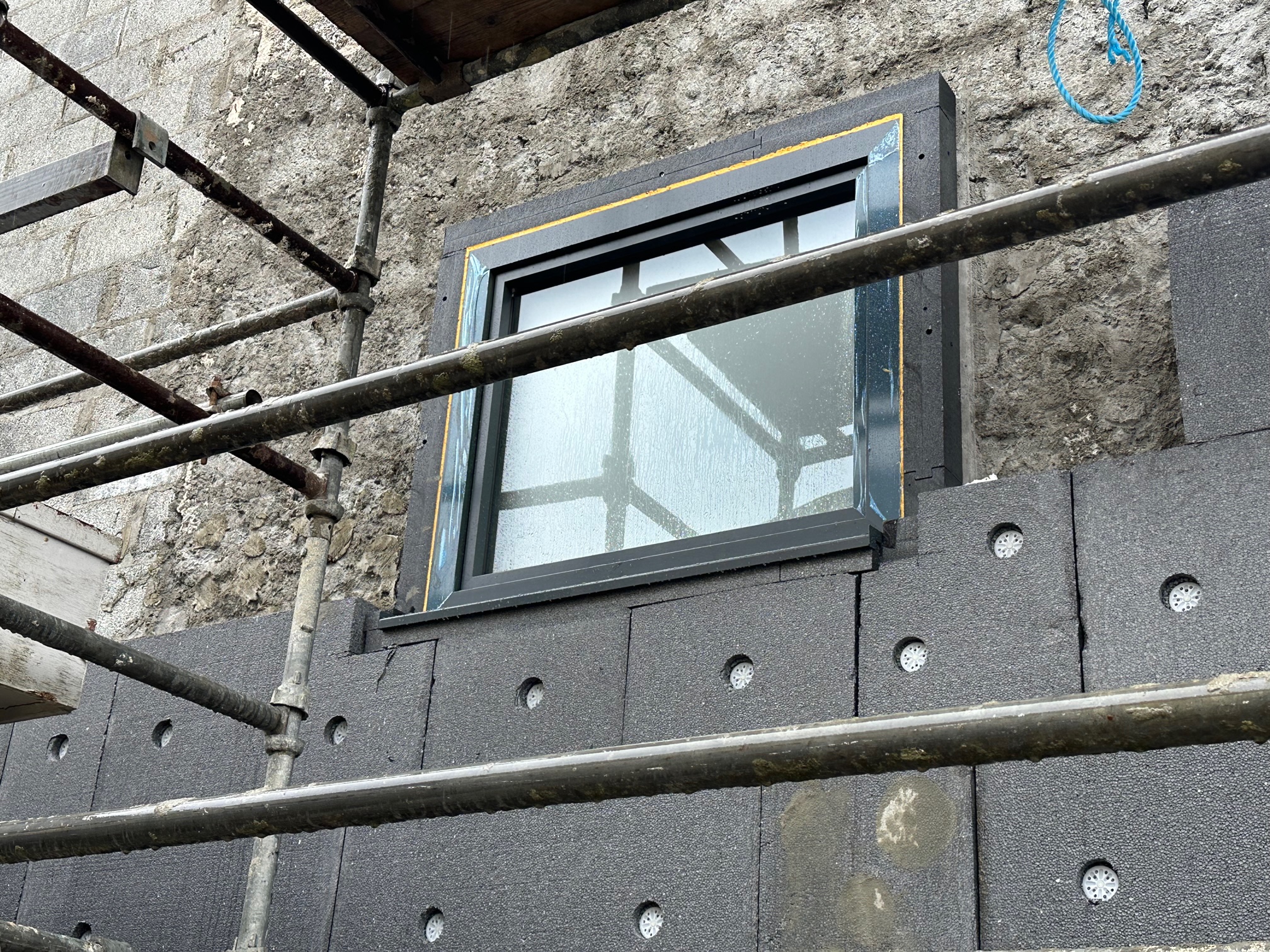 Sills can be installed prior EWI by using insulated sill supports.