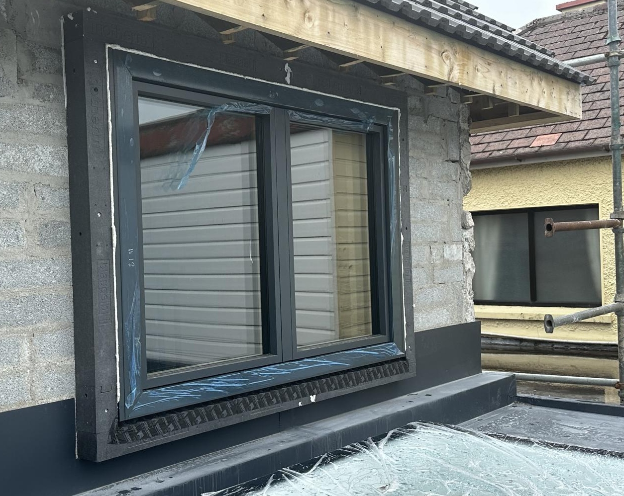 Windows will be installed and fixed directly into the Triotherm. No need for straps.