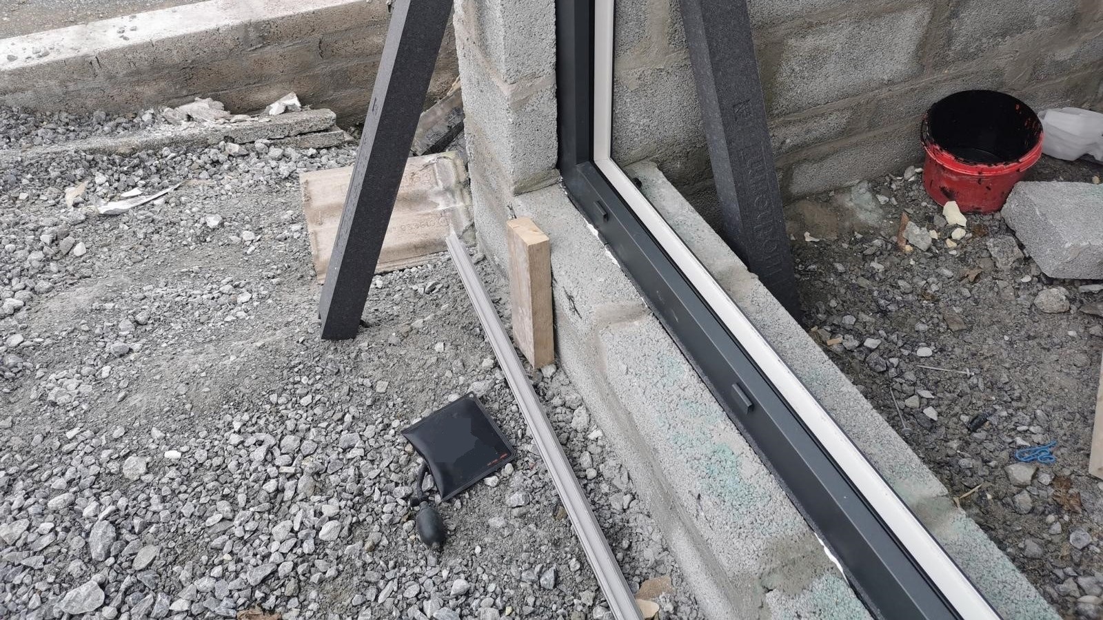 Triotherm+ as structural support for a sliding door, placed in the cavity layer