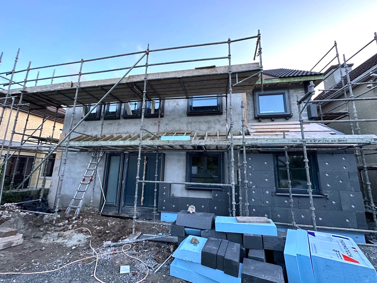 Through the defined junction details around the windows, the EWI application is straight forward.