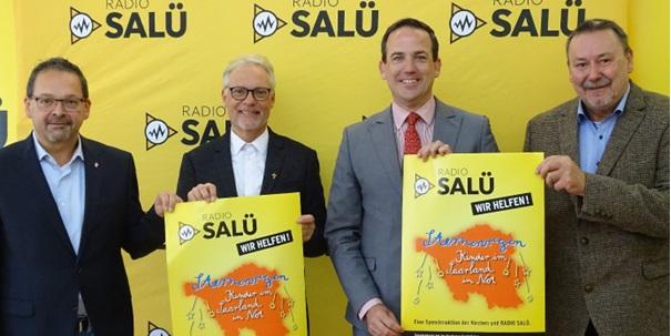 Caritasdirektor Dirk Schmitt, Pfarrer Wolfgang Glitt, Chef der Staatskanzlei David Lindemann und RADIO SALÜ Geschäftsführer Axel Musolff eröffneten die diesjährige Sternenregen-Aktion. © Radio Salü