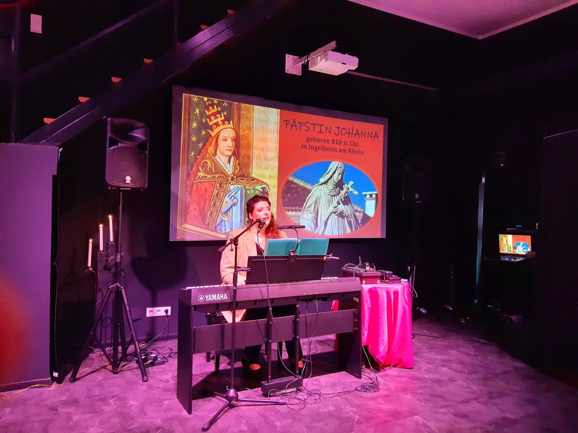 Alena Neubert erfreut die Mitglieder des RC Nidda mit einem Song aus dem Musical "Die Päpstin". Foto: Gert Holle
