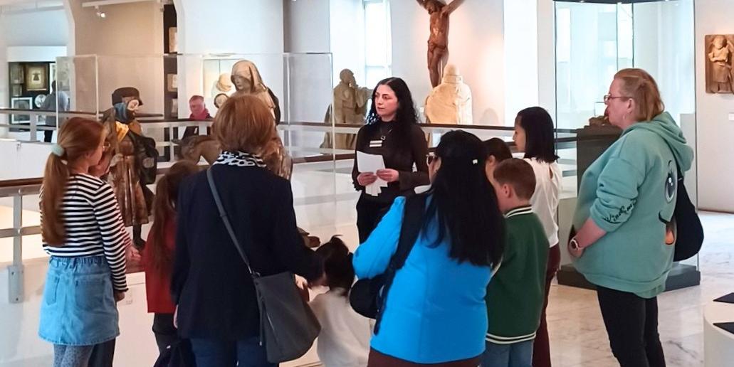 Besucherinnen und Besucher nutzten die Gelegenheit, das Angebot im Museum am Dom zu erleben. Foto: © Sabrina Birkel