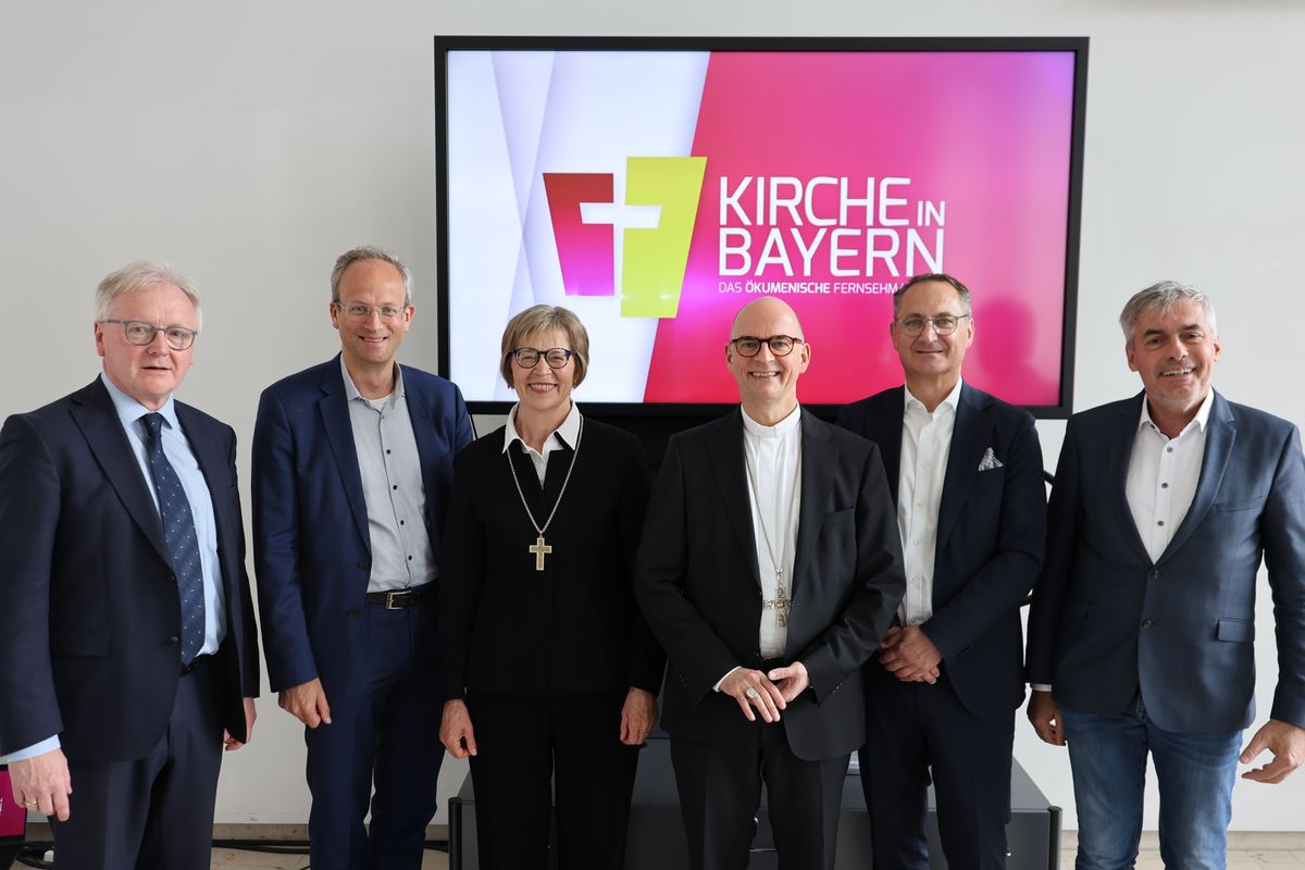 Über 25 Jahre ökumenisches Fernsehmagazin "Kirche in Bayern" freuten sich (von links) Bernhard Schweßinger, Dr. Thorsten Schmiege, Regionalbischöfin Gisela Bornowski, Bischof Dr. Franz Jung, Stefan Eß und Dr. Roland Gertz.© Markus Hauck (POW)