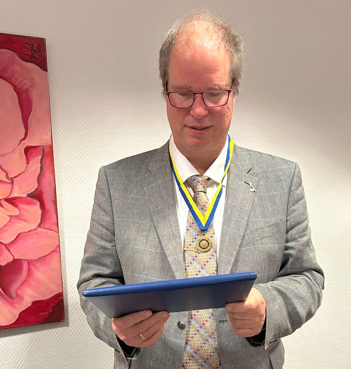 Gert Holle freut sich über die Auszeichnung als „Paul Harris Fellow“. Foto: RC Nidda