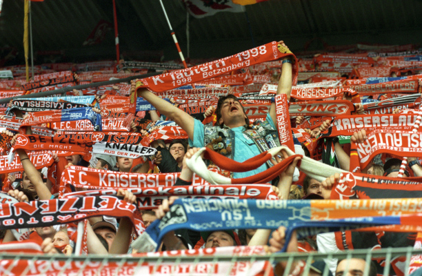 Fans feiern den Deutschen Meistertitel des 1. FC Kaiserslautern in der Saison 1997/1998. Bildnachweis: Copyright Picture Alliance, Foto: Werner Baum 