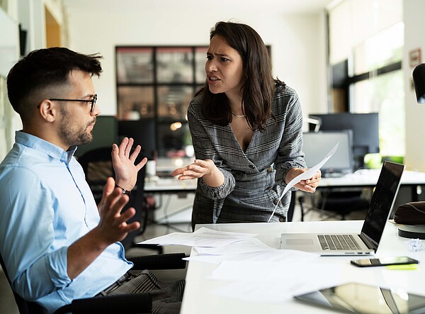 Mithilfe der State-Trait-Wut-Skala lässt sich innerhalb kürzester Zeit ermitteln, wie wütend eine Person ist. | Bildquelle: JustLife – stock.adobe.com