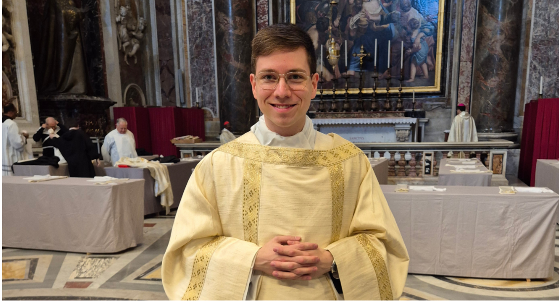 Diakon Johannes Gold vor der Ostermesse in einer Seitenkapelle des Petersdoms. Fotoquelle: Bistum Trier / Johannes Gold