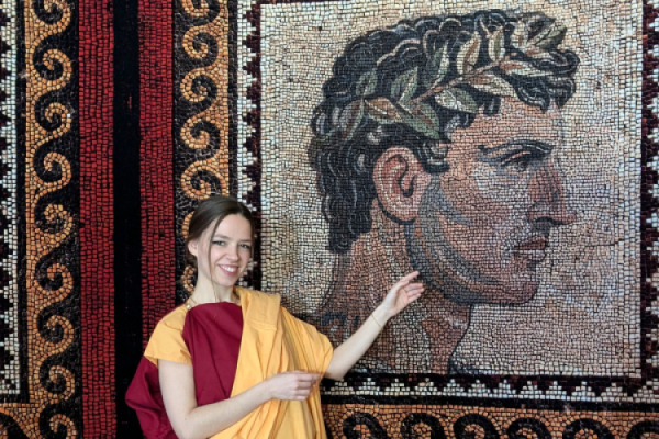 Inszenierte Führung durch die Ausstellung "Caesar & Kleopatra".  Bildnachweis: Historisches Museum der Pfalz, Foto: Anna Ockert 