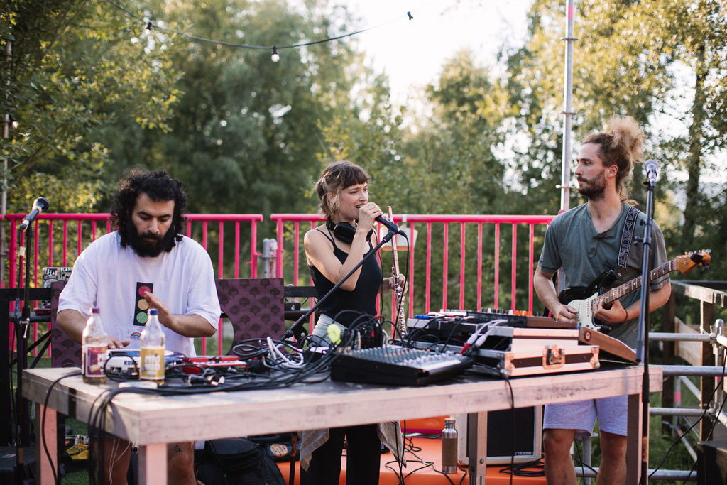 DJ-Sets und das Trio „KARMAKIND“ sorgen am finalen Festivalwochenende dafür, dass die Gäste im Zollverein Park noch einmal richtig abtanzen können. Foto: Stiftung Zollverein/Andrea Kiesendahl 