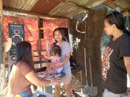 Eine Mitarbeiterin von Global Micro Initiative e.V. im Gespräch mit zwei Kleinstunternehmerinnen auf den Philippinen. In persönlichen Beratungen werden Geschäftsmodelle weiterentwickelt und konkrete Herausforderungen besprochen. Foto: Global Micro Init.