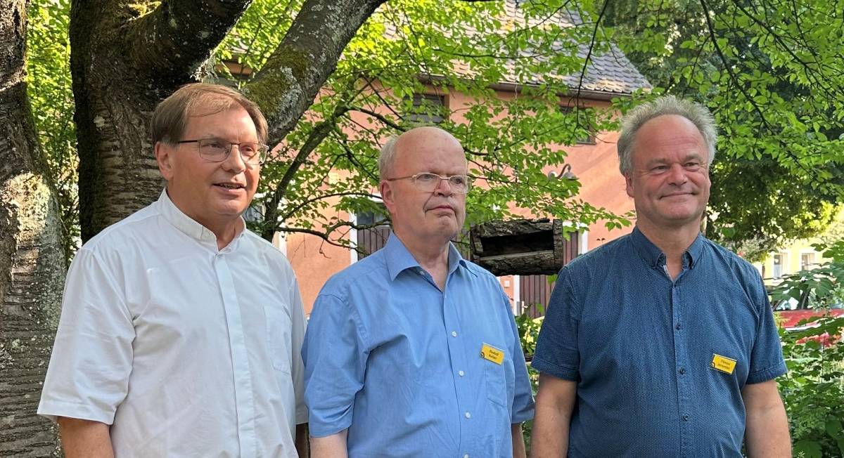 Bischof em. Dr. Tamás Fabiny, der Stellvertretenden Präsidenten Prof. Rudolf Keller und den neu gewählten Präsidenten Bischof Tilman Jeremias (v.l. Foto: MLB