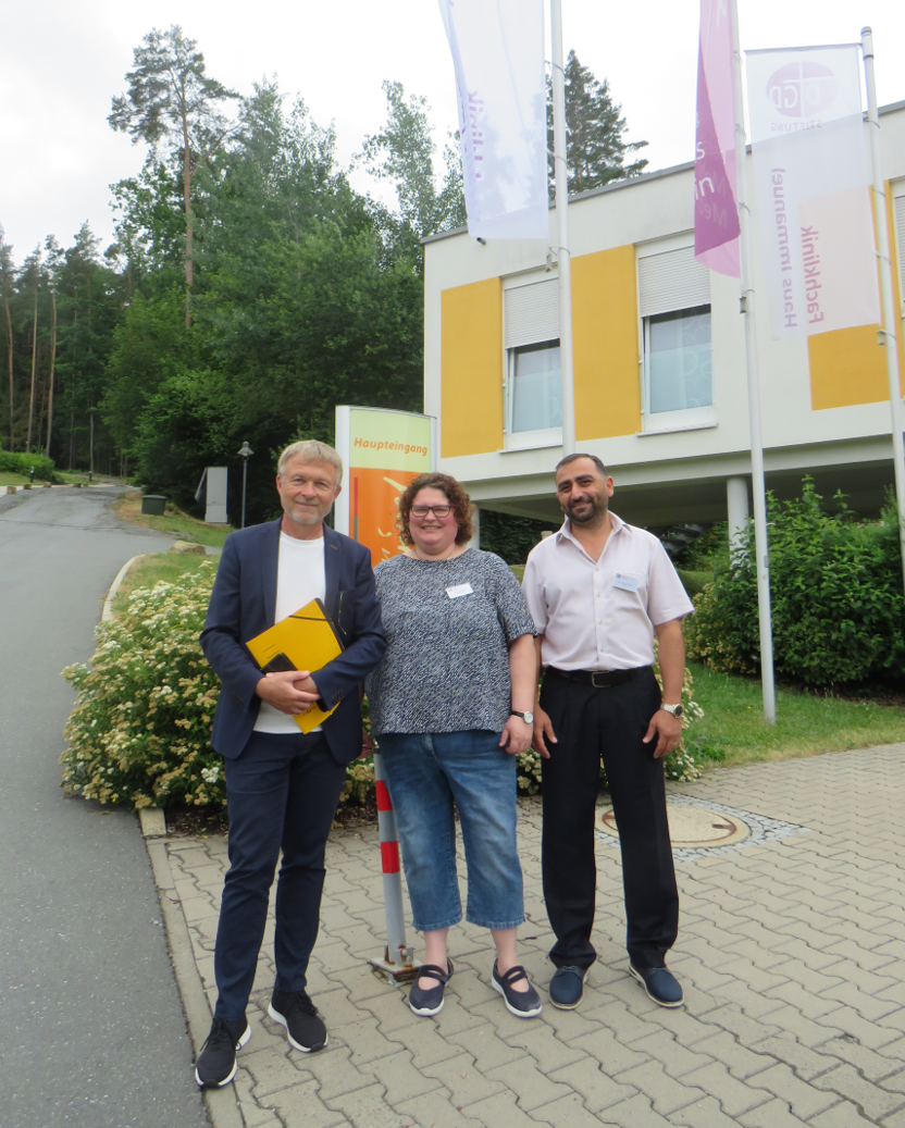 v.l.n.r.: Klinikleitung und ärztliche Leitung der DGD Fachklinik Haus Immanuel Martin Montowski (Geschäftsführer), Andrea Wachtel (Standortleitung) und Nasrulla Nasrullayev (neuer Chefarzt)