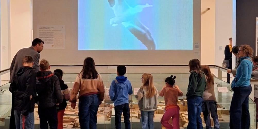 Kinder beim Besuch des Museums am Dom. Foto © Sabrina Birkel