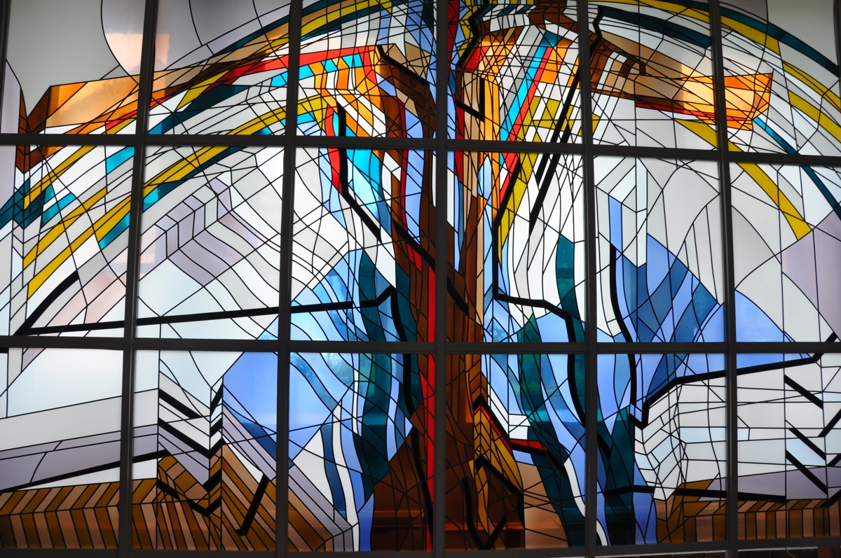 Fenster der evangelischen Kirche in Bad Salzhausen. Foto: Gert Holle