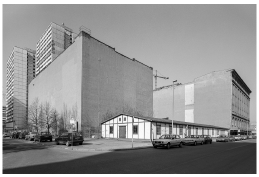 Bildnachweis: Schützenstraße / Jerusalemer Straße 1996, Aus der Serie: Mitte. Berlin, 1995–1997, s / w Archival Pigment Print, 18 × 27 cm © Ulrich Wüst; ifa