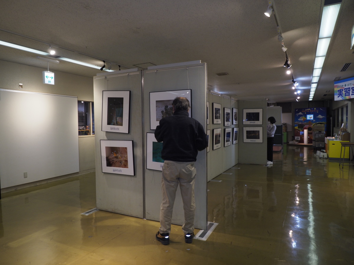 展示中の写真と、展示準備中の館の方々です。ご苦労さまでございます。