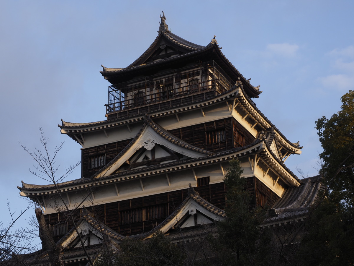 早朝の広島城天守閣です。