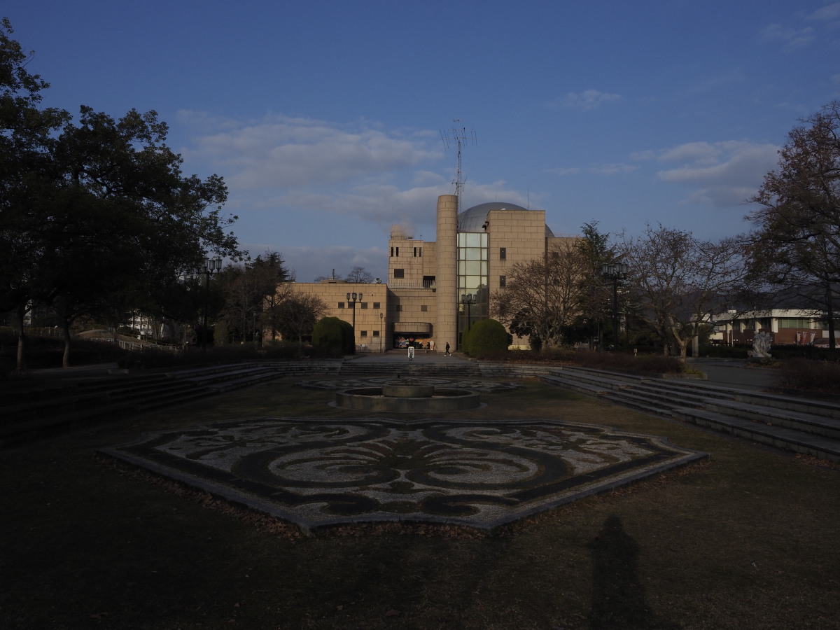 早朝の５Days広島市こども文化科学館です。まぶしい青空です。右下に、今年もわたくしの影ですね。