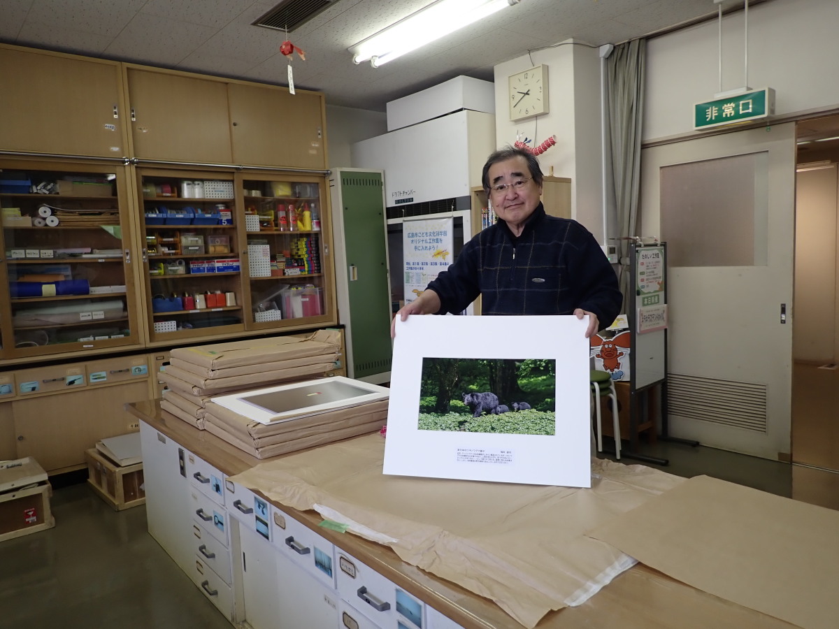 展示用の写真を確認中です。広島市在住のプロカメラマンの新田英樹氏です。今回も、準備のお手伝いご苦労さまでございます。