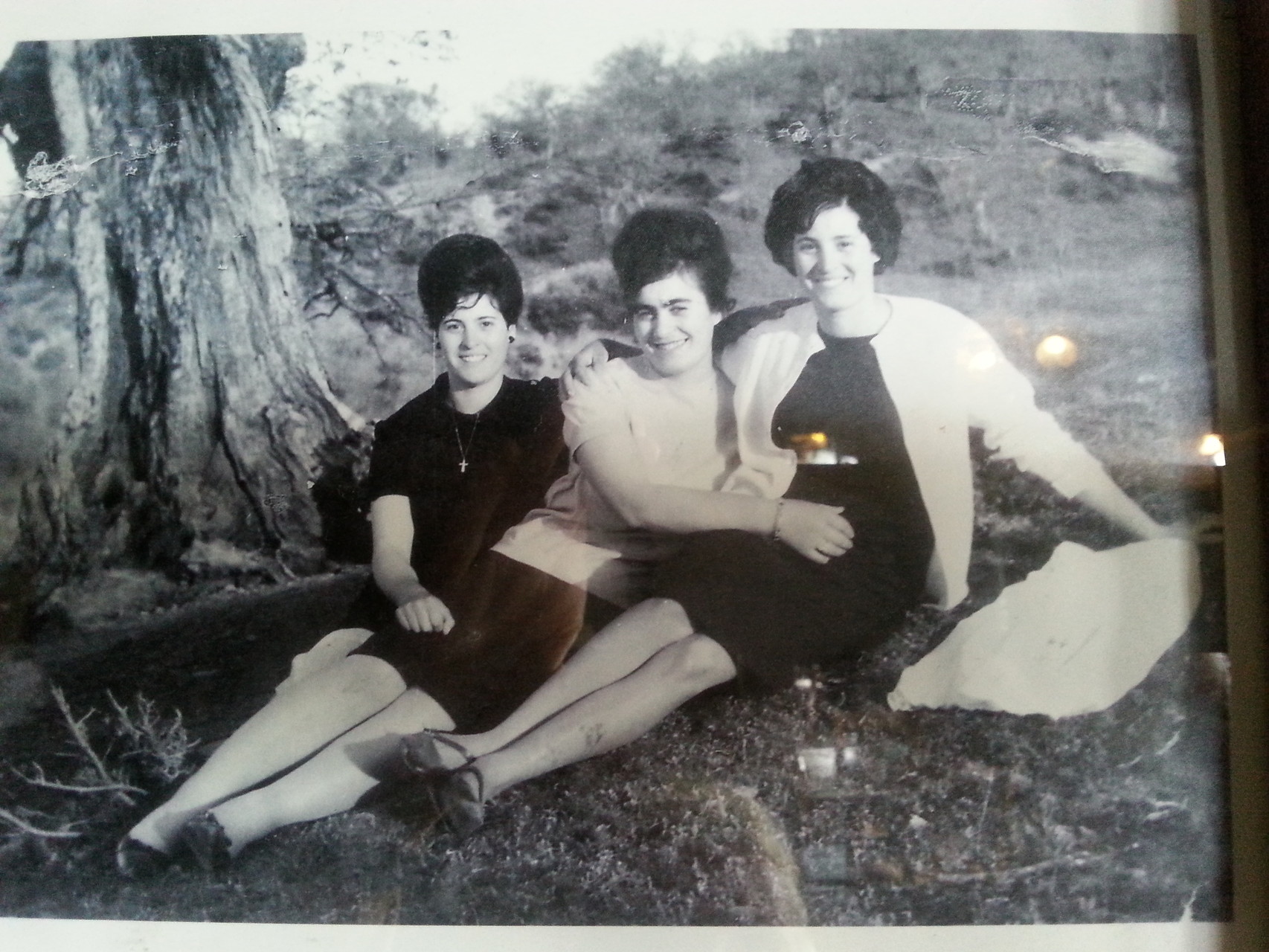 Drei hübsche grichische Damen um 1960
