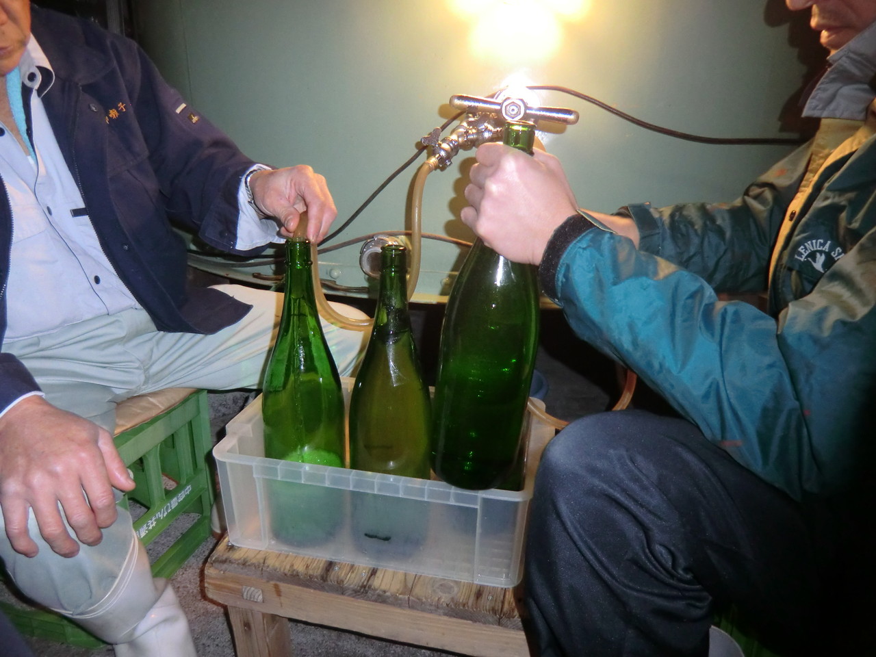 タンクから　一升瓶に酒を移します