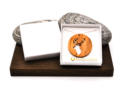 Kettenanhänger Olivenholz Hirsch im Geschenketui
