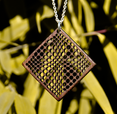 Holzanhänger Motiv Illusion Nussholz Holzschmuck
