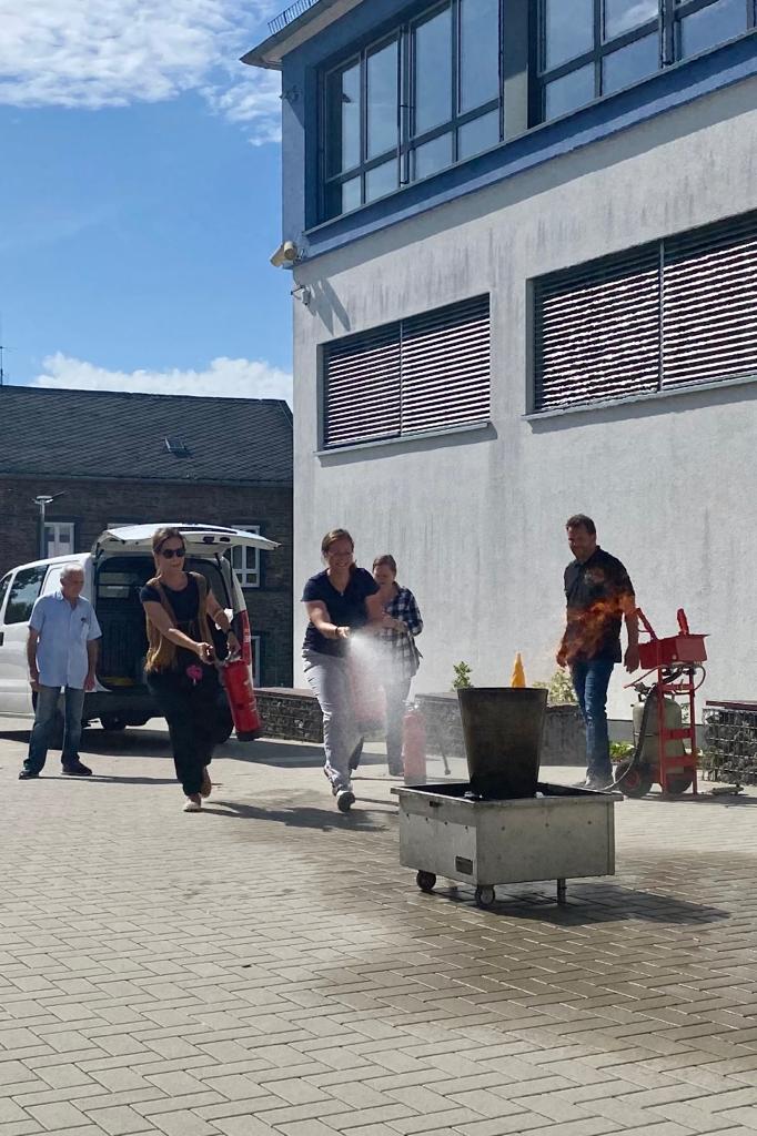 Brandschutzhelfer Ausbildung - Training im Umgang mit Handfeuerlöscher