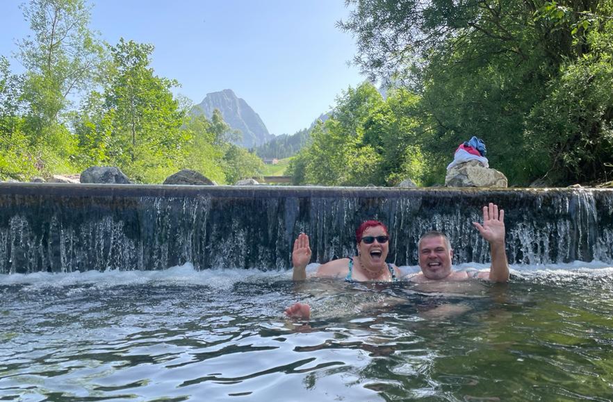 Erfrischungsbad im nahen Bach (Alp)