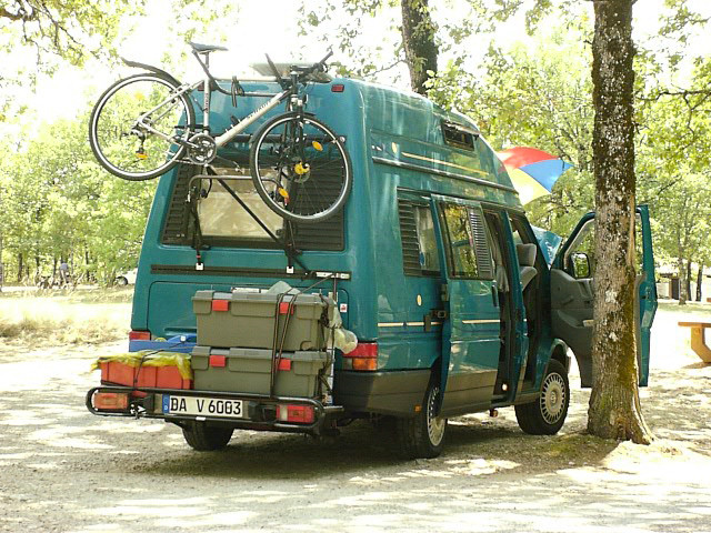 Karmann Karuso Campingbus mit Lastenträger und Fahrrad.
