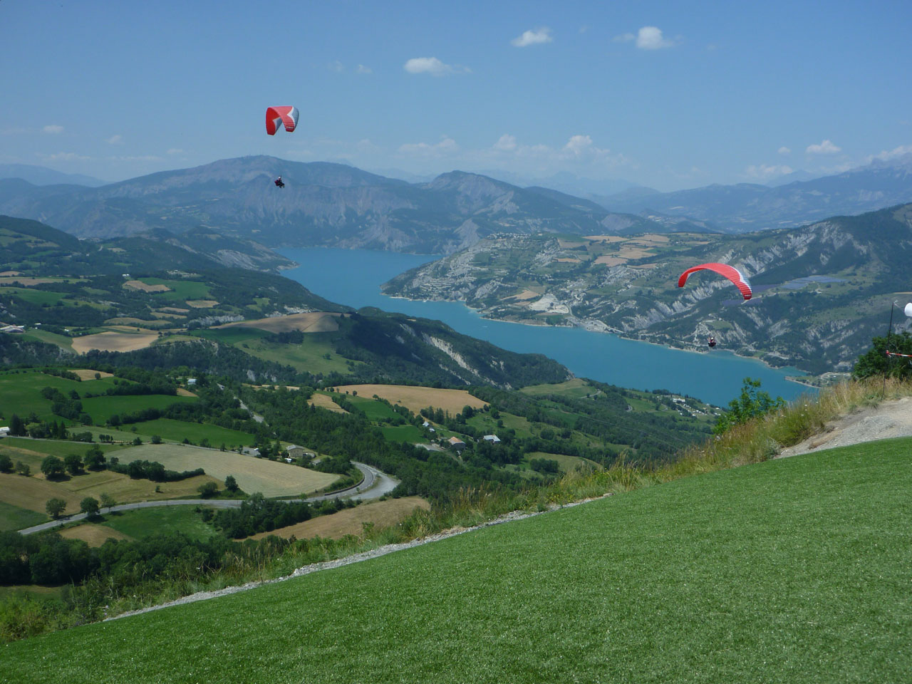 Le lac de Serre-Ponçon depuis Saint Vincent les Forts site de parapente