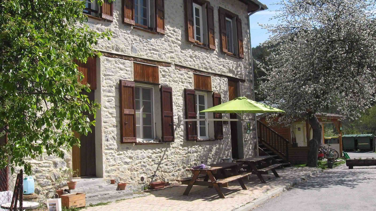 La terrasse du gite de Flagustelle au printemps