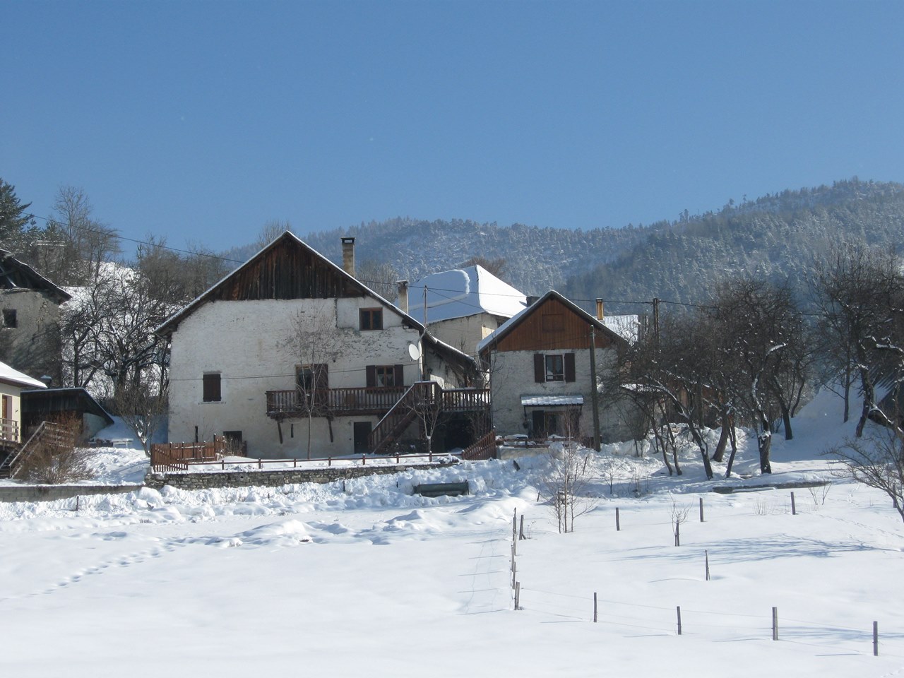 Verdaches et le hameau de la Route en hiver
