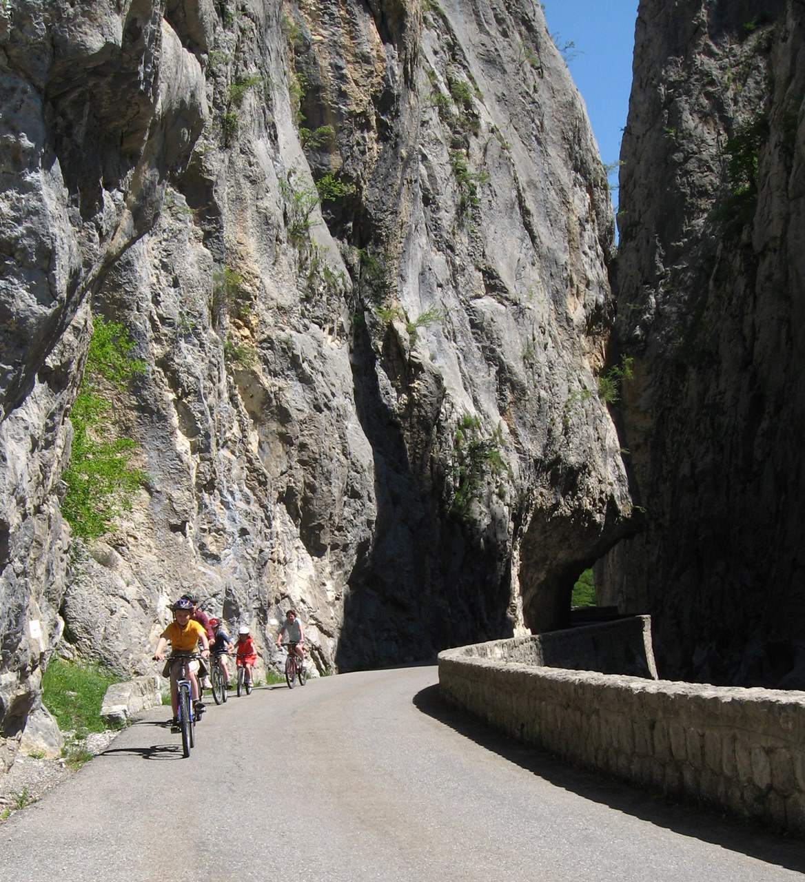 With family along the Bès
