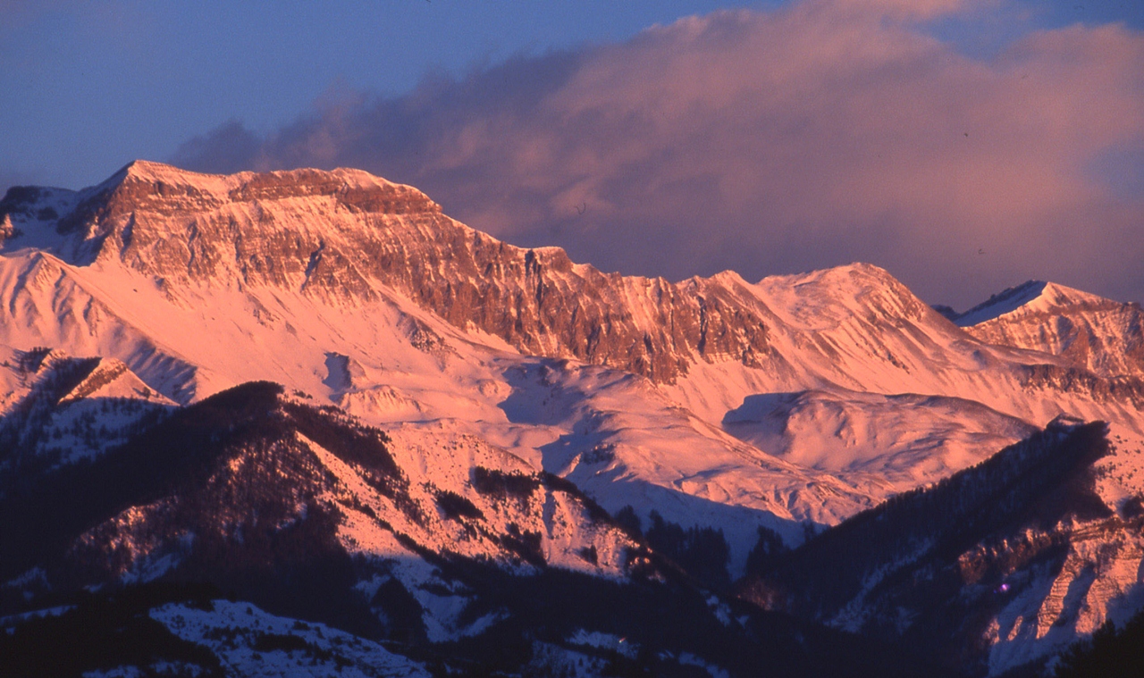 Chaine de la Blanche et coucher de soleil en hiver au-dessus de Seyne les Alpes