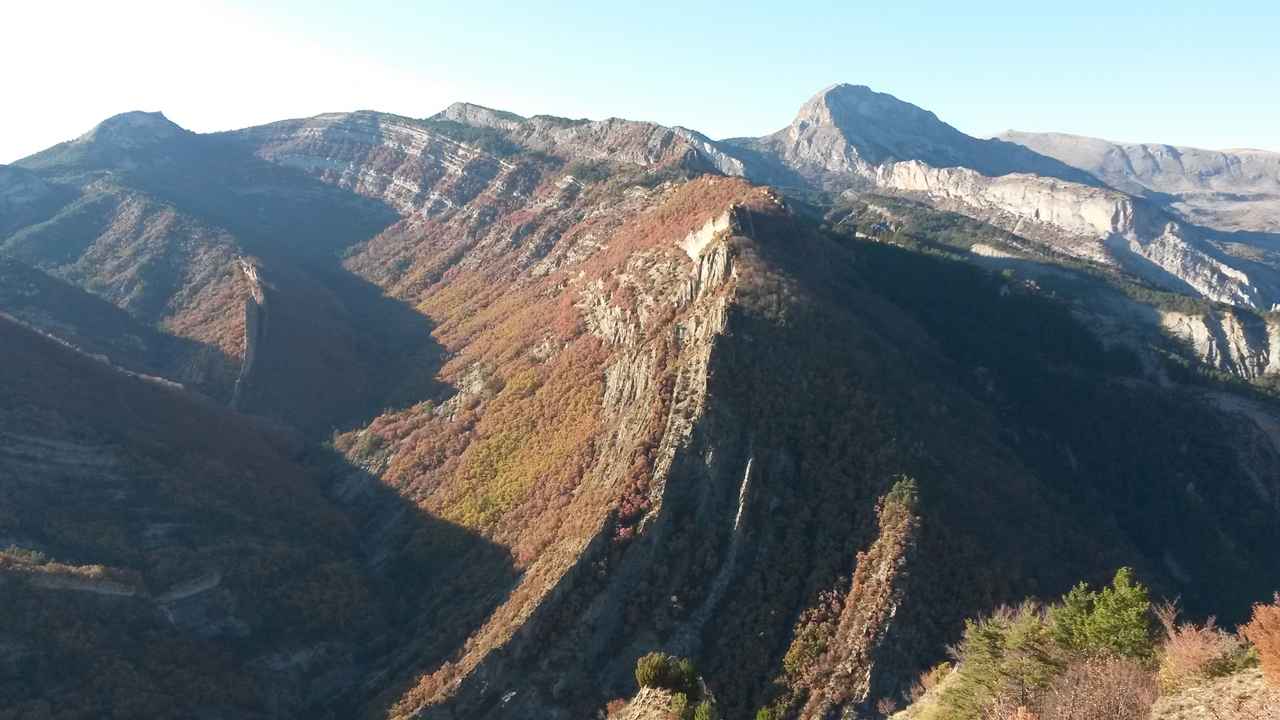 UNESCO Géoparc de Haute-Provence, le Vélodrome depuis le point de vue du Veil Esclangon, géologie