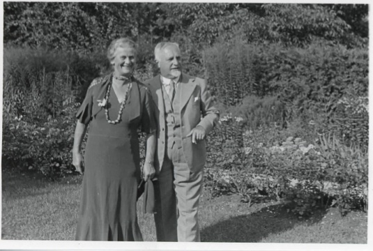 Anna and Cuno Amiet in their garden in Oschwand, 1934