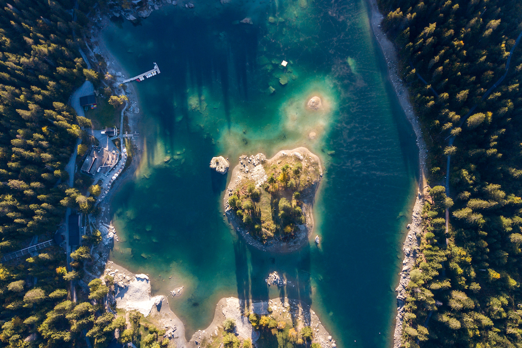 Caumasee aus der Luft Drohne Luftaufnahme, eine Perle der Natur