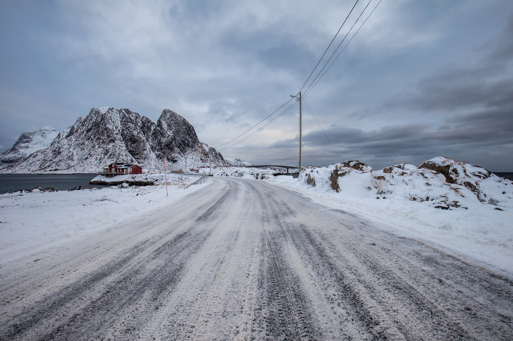 Autofahren auf den Lofoten im Winter