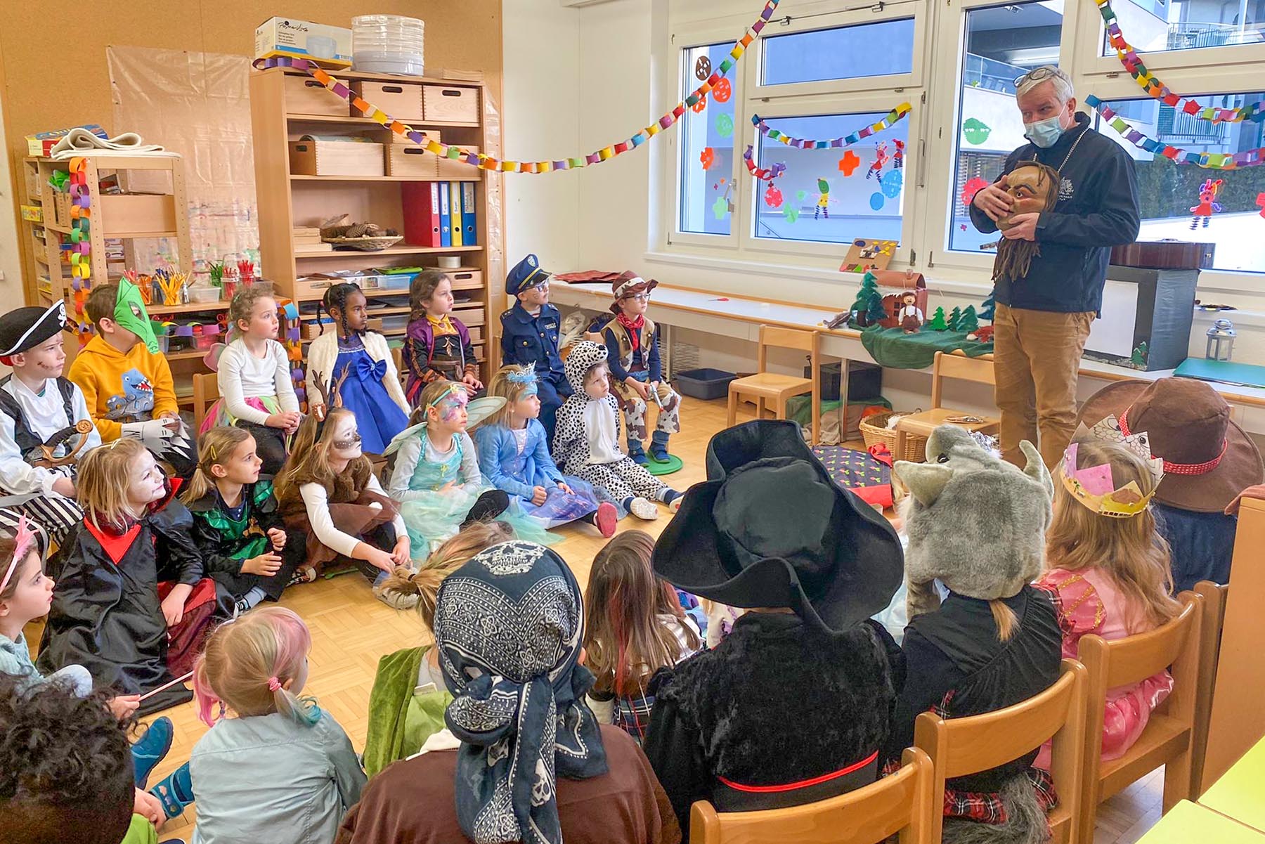 Karnöffelzunft besucht Kindergarten