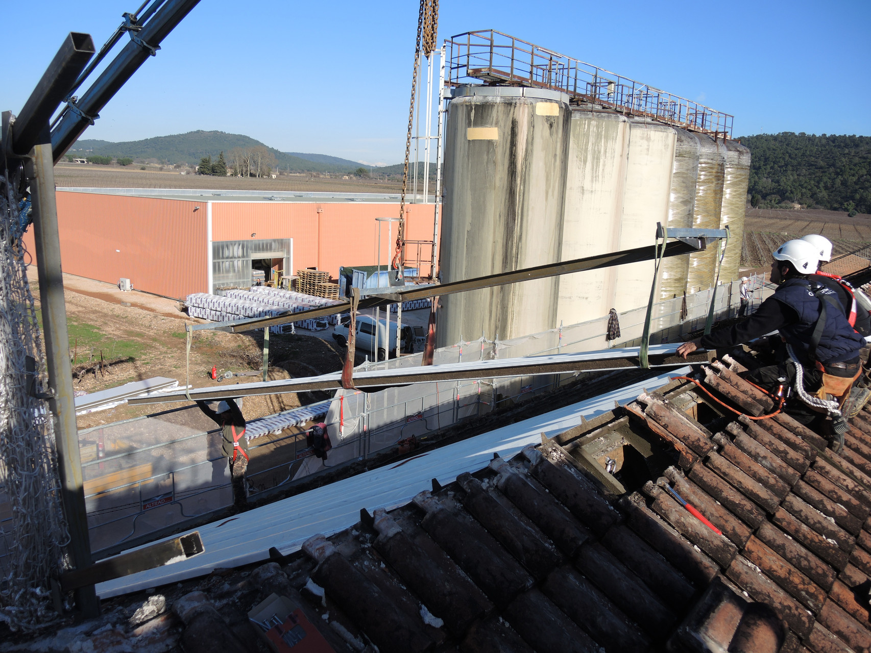 pose des panneaux OSB sur les fermes