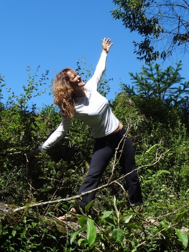 Monica, notre prof de yoga qui posait devant ce beau ciel bleu... :)